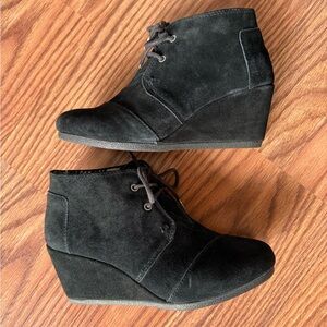 Women’s TOMS Black Lace Up Wedge Booties Size 6.5
